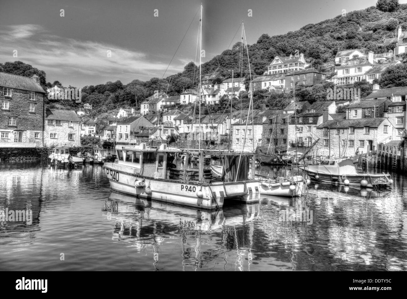 Barche a Polperro villaggio di pescatori harbour Cornwall Inghilterra in bianco e nero HDR Foto Stock