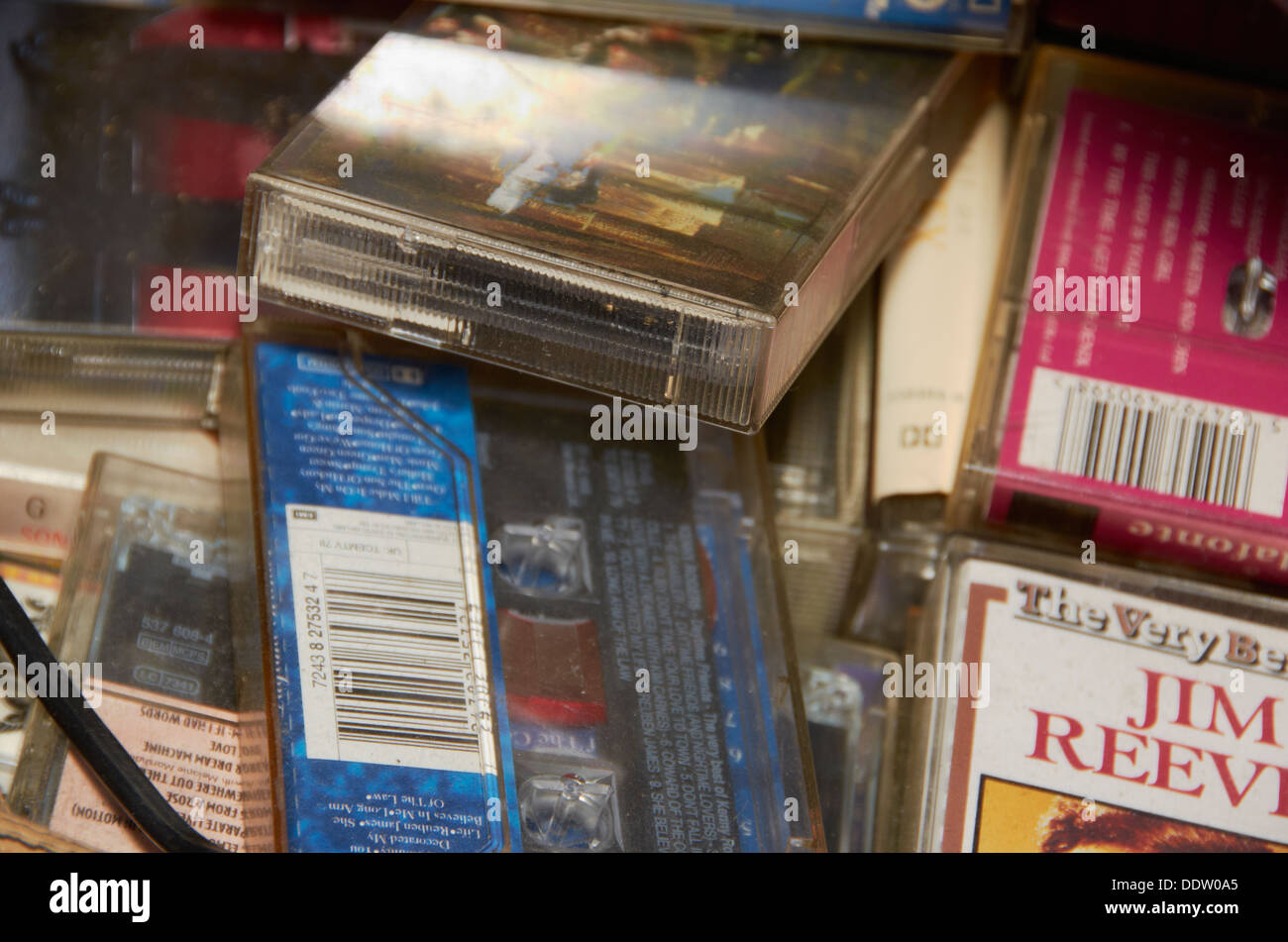 Raccolta di vecchie cassette a nastro in un negozio di carità Foto Stock