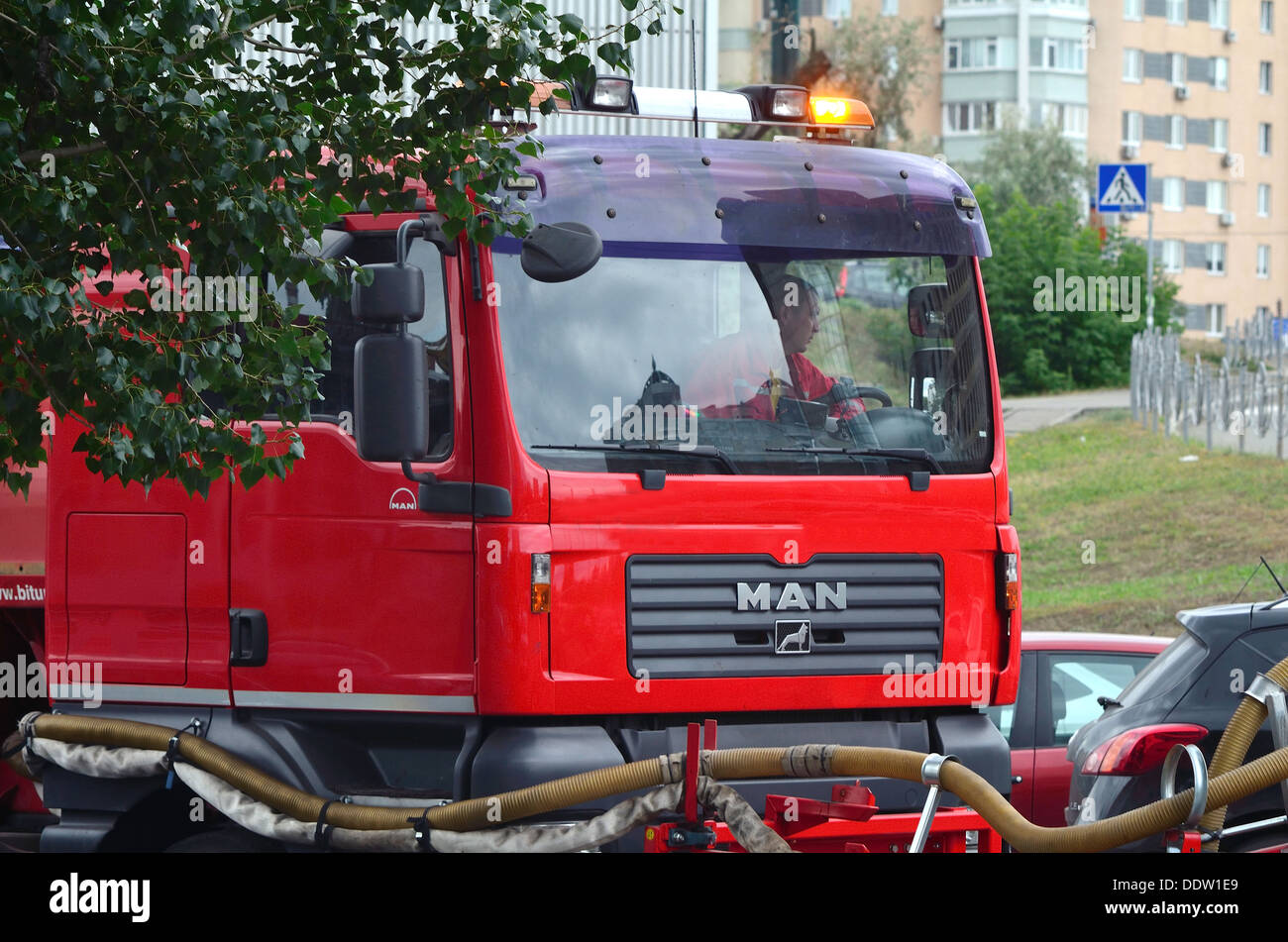 La riparazione della macchina su strada Foto Stock