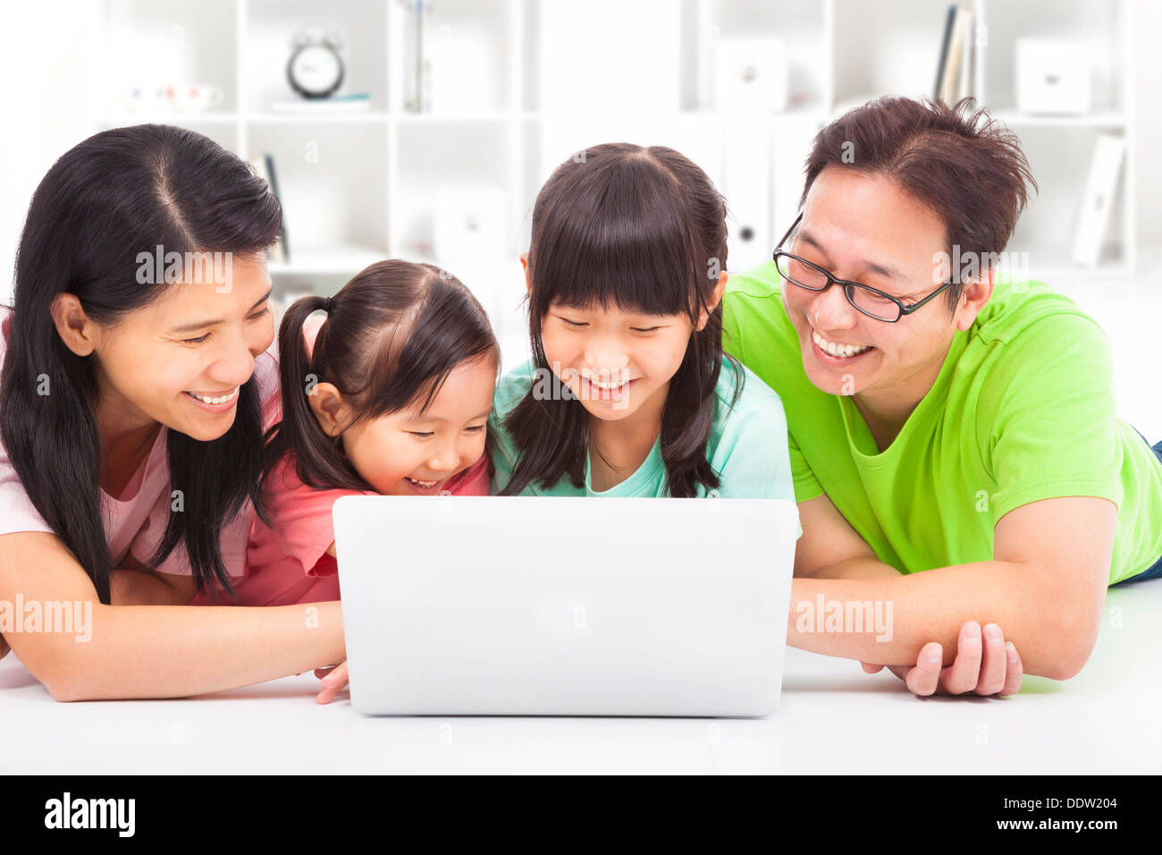 La famiglia felice con bambini guardando al laptop Foto Stock