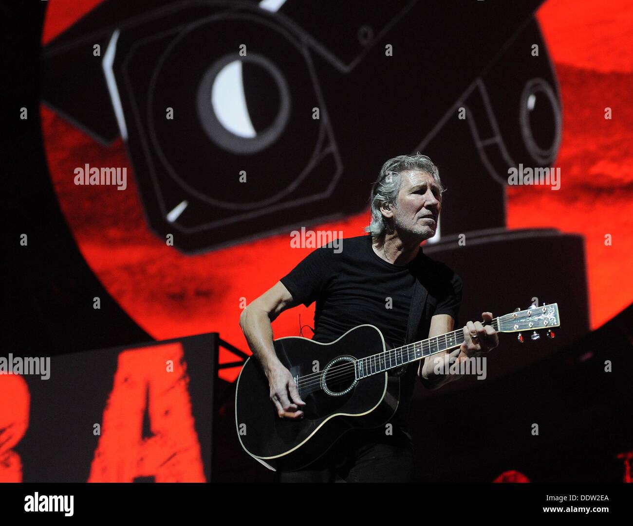 Duesseldorf, Germania. 06 Sep, 2013. Cantante britannico Roger Waters sorge sul palco durante il suo "Muro" tour presso la Esprit Arena a Duesseldorf in Germania, 06 settembre 2013. Il co-fondatore del gruppo rock Pink Floyd festeggia il suo settantesimo compleanno il 06 settembre. Foto: HENNING KAISER Credito: dpa picture alliance/Alamy Live News Foto Stock