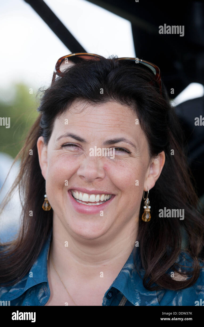 Stamford, Lincolnshire, Regno Unito. Il 7 settembre 2013. Land Rover Burghley Horse Trials. Kirstie Allsopp presentatore televisivo ai giudici la Land Rover Burghley Horse Trials Picnic a Burghley House Stamford,lincolnshire. Credito: Tim Scrivener/Alamy Live News Foto Stock