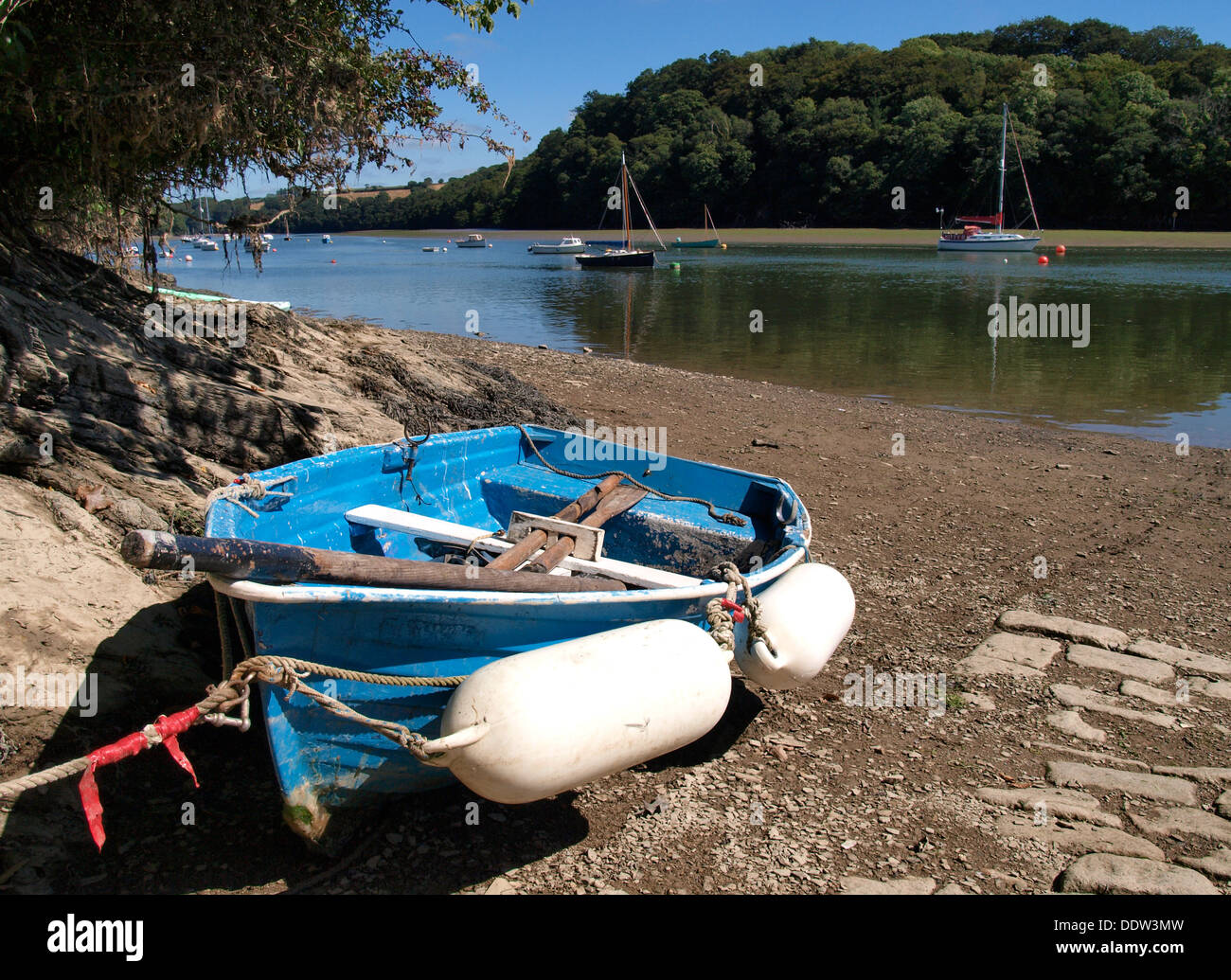 Vecchia barca a remi sul bordo del fiume Fal estuario Malpas, Truro, Cornwall, Regno Unito 2013 Foto Stock