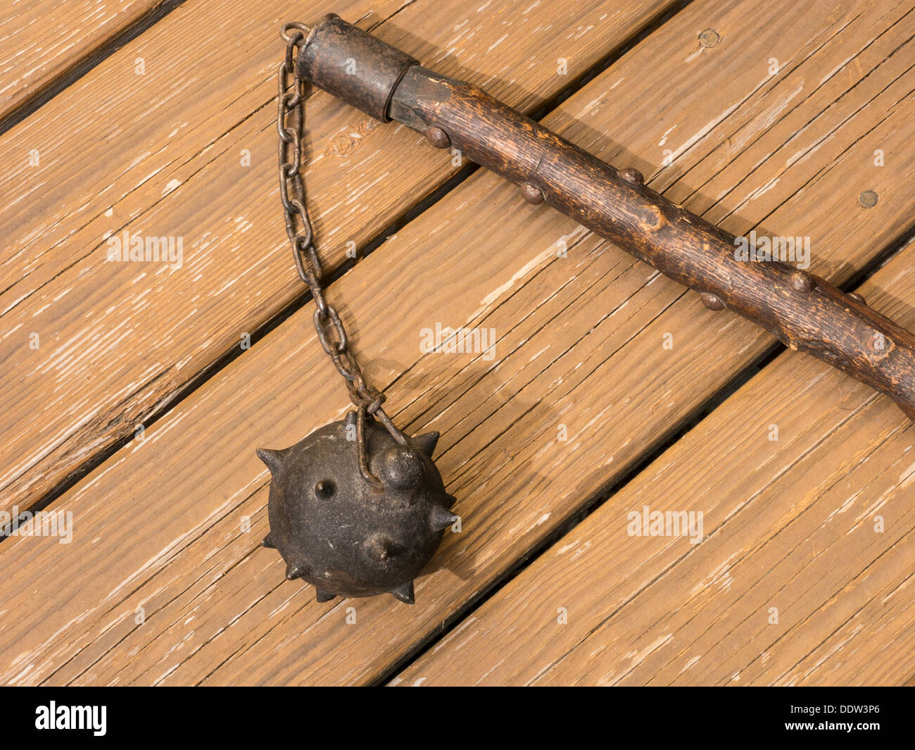 Primo piano della palla a punta, catena e albero dell'arma da macis Foto Stock