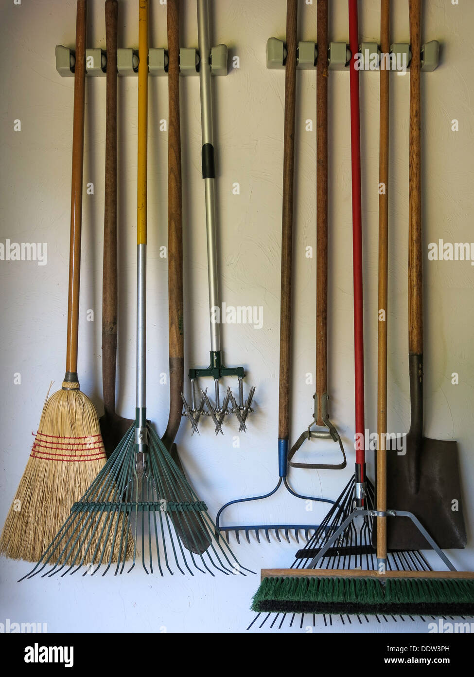 Prato e giardino Utensili appesi in garage, STATI UNITI D'AMERICA Foto Stock