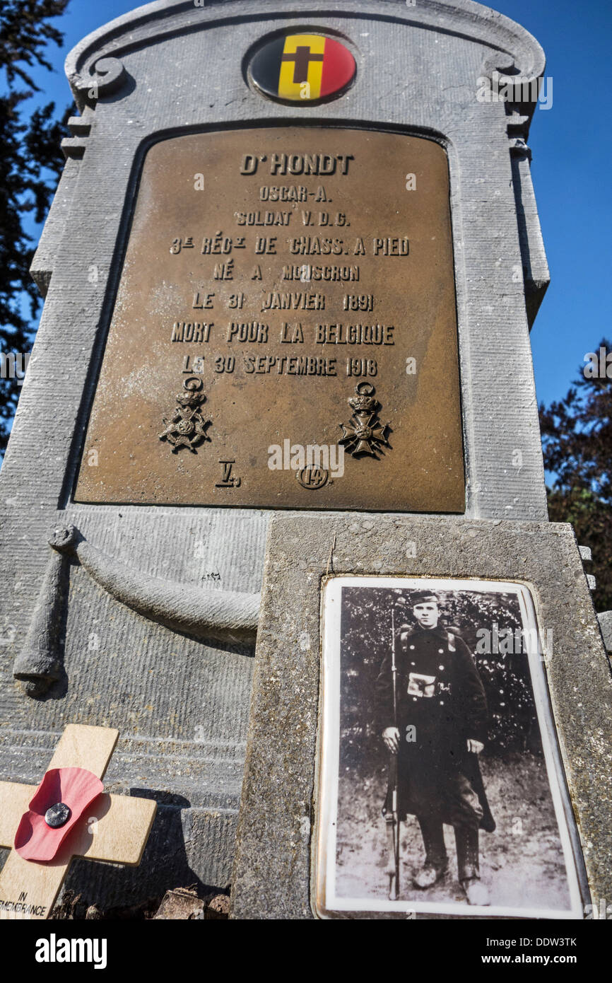 Prima guerra mondiale una tomba con foto dei caduti WW1 soldato al belga cimitero militare di Houthulst, Fiandre Occidentali, Belgio Foto Stock