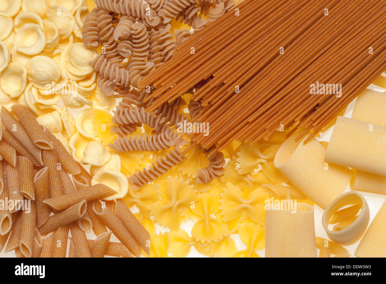 Raccolta di pasta italiana isolato su bianco. Foto Stock