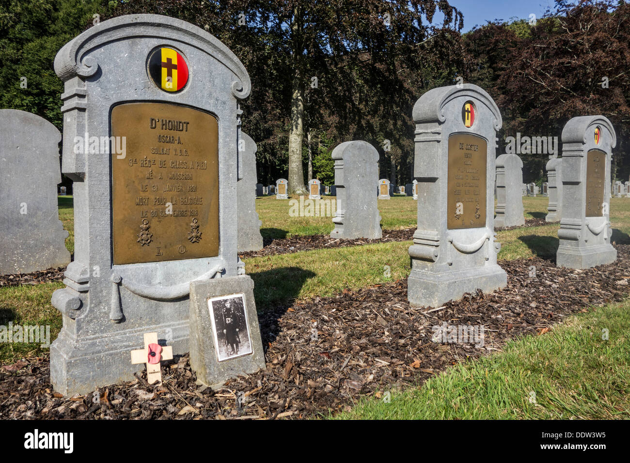Prima guerra mondiale una tomba con foto dei caduti WW1 soldato al belga cimitero militare di Houthulst, Fiandre Occidentali, Belgio Foto Stock