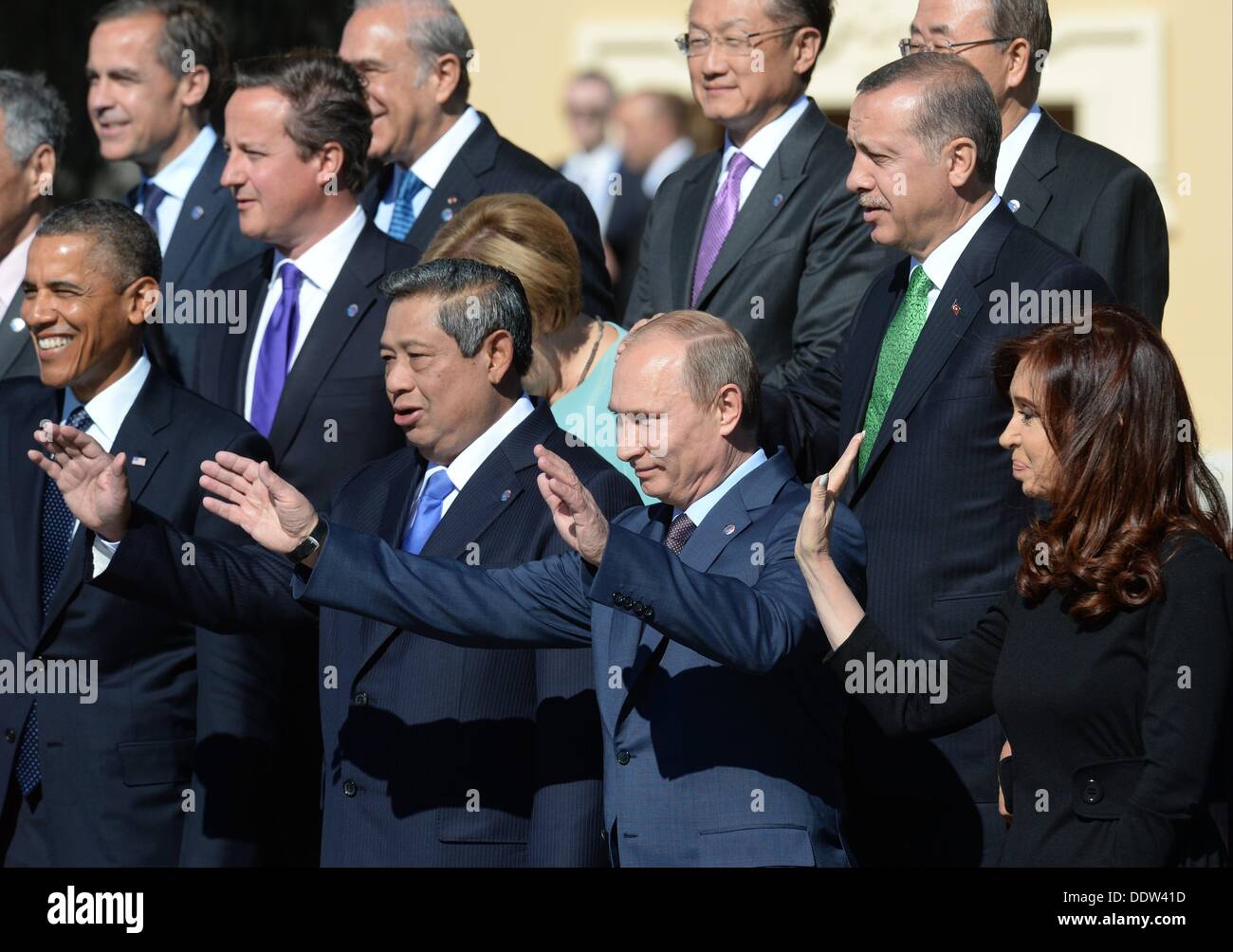 San Pietroburgo, Russia. 6 Sep, 2013. Presidente della Federazione Russa Vladimir Putin, anteriore destro, presso il gruppo ufficiale di sessione fotografica presso i leader del G20' del vertice di San Pietroburgo, Russia il 6 settembre 2013. Prima fila, da destra a sinistra: il Presidente della Repubblica Argentina Cristina Fernandez de Kirchner, presidente della Federazione Russa Vladimir Putin, Presidente della Repubblica di Indonesia Susilo Bambang Yudhoyono, Presidente degli Stati Uniti Barack Obama. Seconda fila, da destra a sinistra: il primo ministro della Repubblica di Turchia Recep Tayyip Erdogan, cancelliere federale dell'Fe Foto Stock