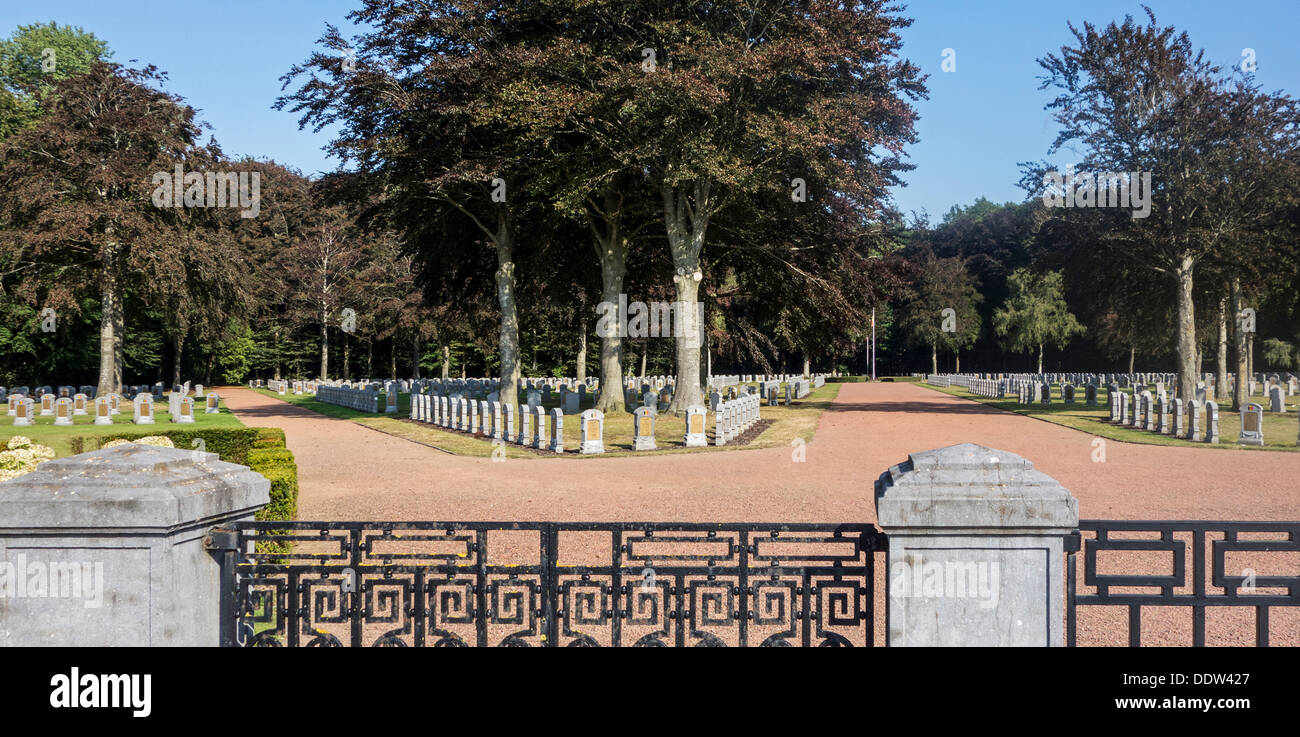 Prima guerra mondiale uno tombe dei caduti della prima guerra mondiale i soldati al belga cimitero militare di Houthulst, Fiandre Occidentali, Belgio Foto Stock