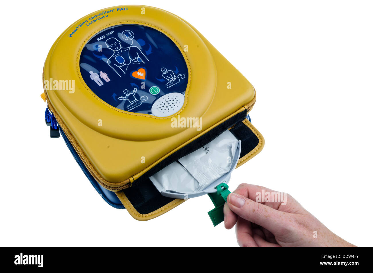 Donna rimuove le pastiglie da un Heartsine SAM350 defibrillatore automatico Foto Stock