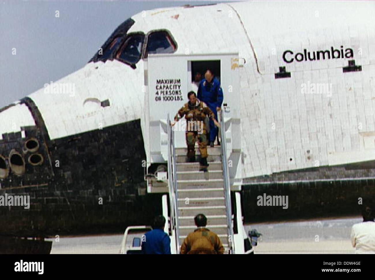 Lo Space Shuttle Columbia atterra con successo alla Edwards Air Force base per concludere la sua storica missione STS-1. I veicoli di servizio si avvicinano al veicolo spaziale per le valutazioni post-atterraggio e i controlli di sicurezza. Foto Stock