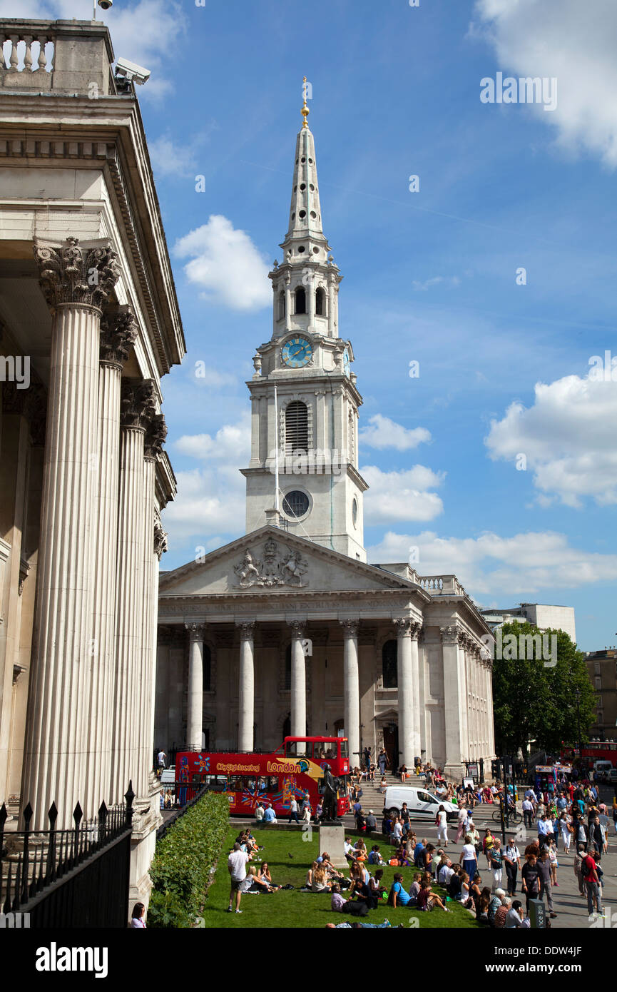 Vista di St Martin nei campi chiesa dalla National Gallery in Trafalgar Square - London REGNO UNITO Foto Stock