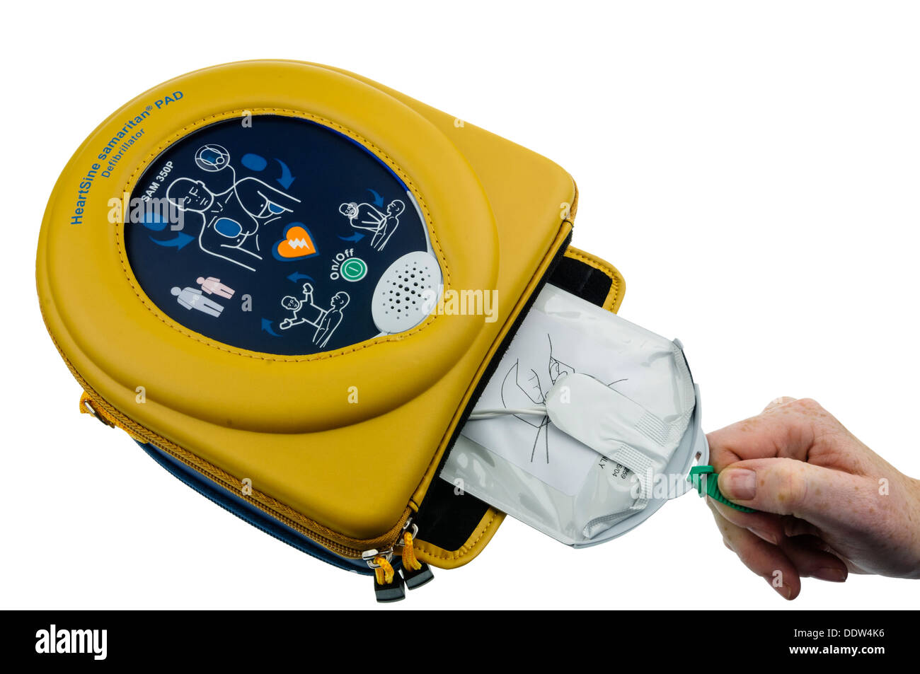 Donna rimuove le pastiglie da un Heartsine SAM350P defibrillatore automatico Foto Stock