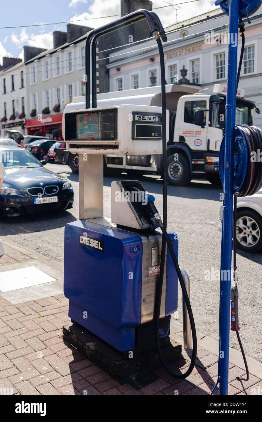 Pompa benzina sul sentiero al di fuori di un negozio in una città irlandese Foto Stock