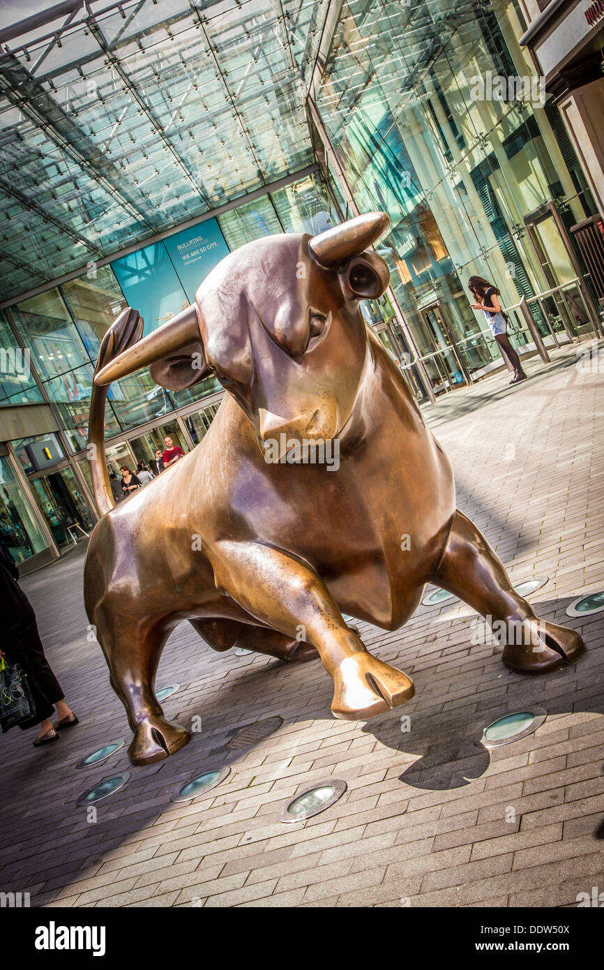 Il guardiano di bronzo scultpure bull all'ingresso del centro commerciale Bullring a Birmingham, Inghilterra. Foto Stock