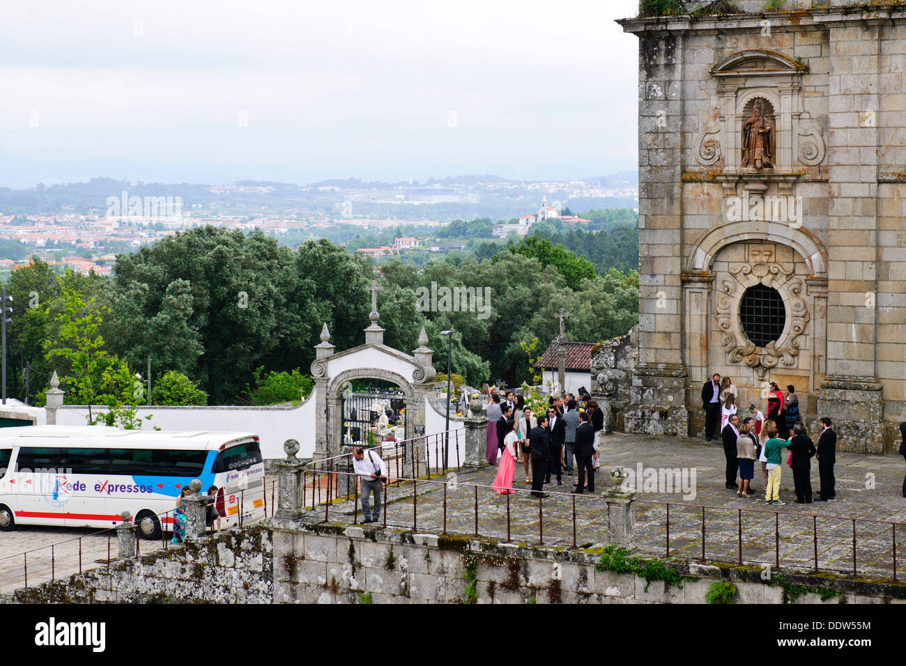 Monastero di São Martinho de Tibães,Nozze in corso,gli ospiti in arrivo, assemblaggio,Tibães,a nord-ovest di Braga, Portogallo settentrionale Foto Stock