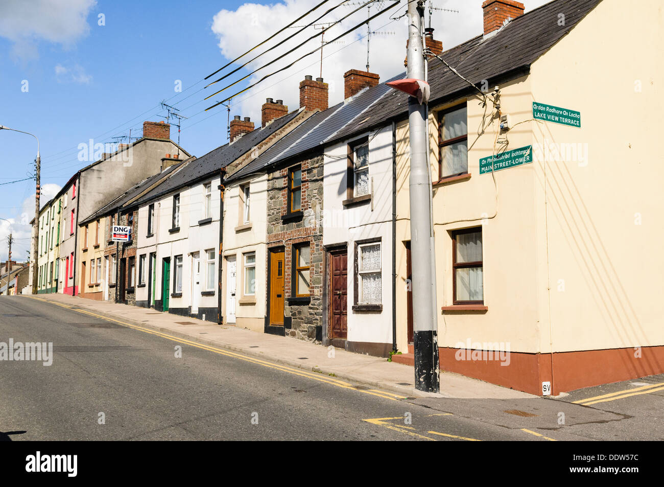 Case su una tipica strada nella città irlandese di Ballybay Foto Stock