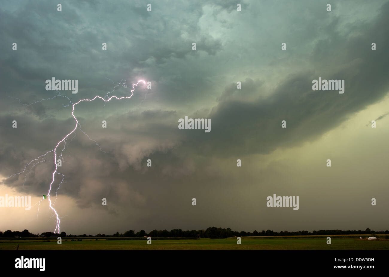 Tuoni e fulmini alla fine di un caldo e moistly giorno nei Paesi Bassi Foto Stock