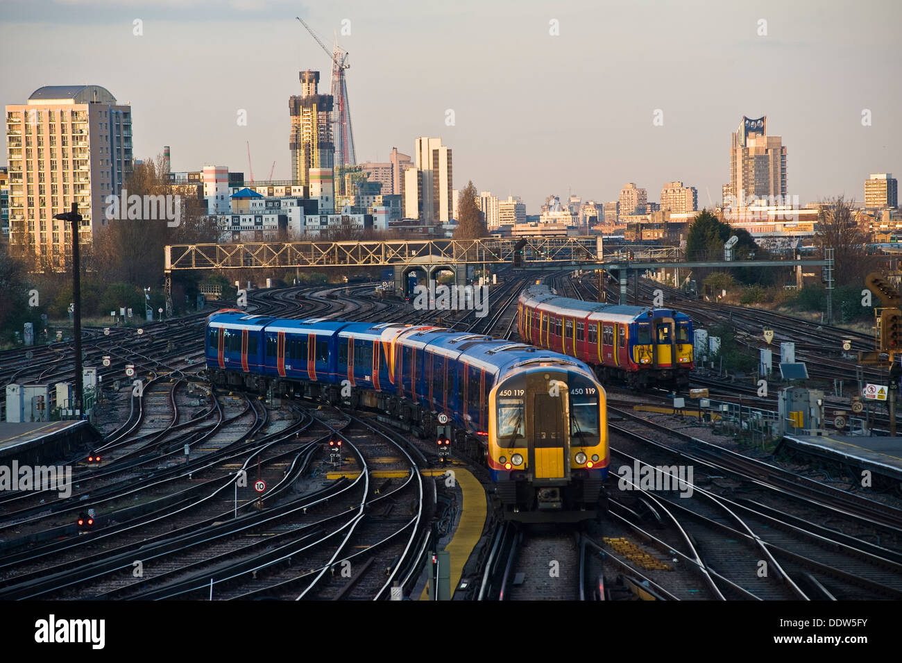I treni partono di Londra per il tragitto casa Foto Stock