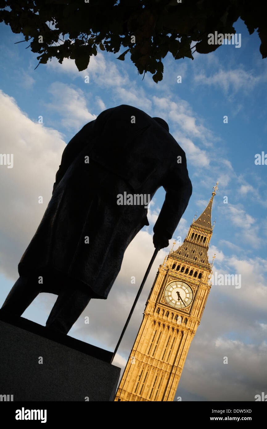 Silhouette di Winston Churchill statua in piazza del Parlamento, Westminster con il Big Ben in background Foto Stock