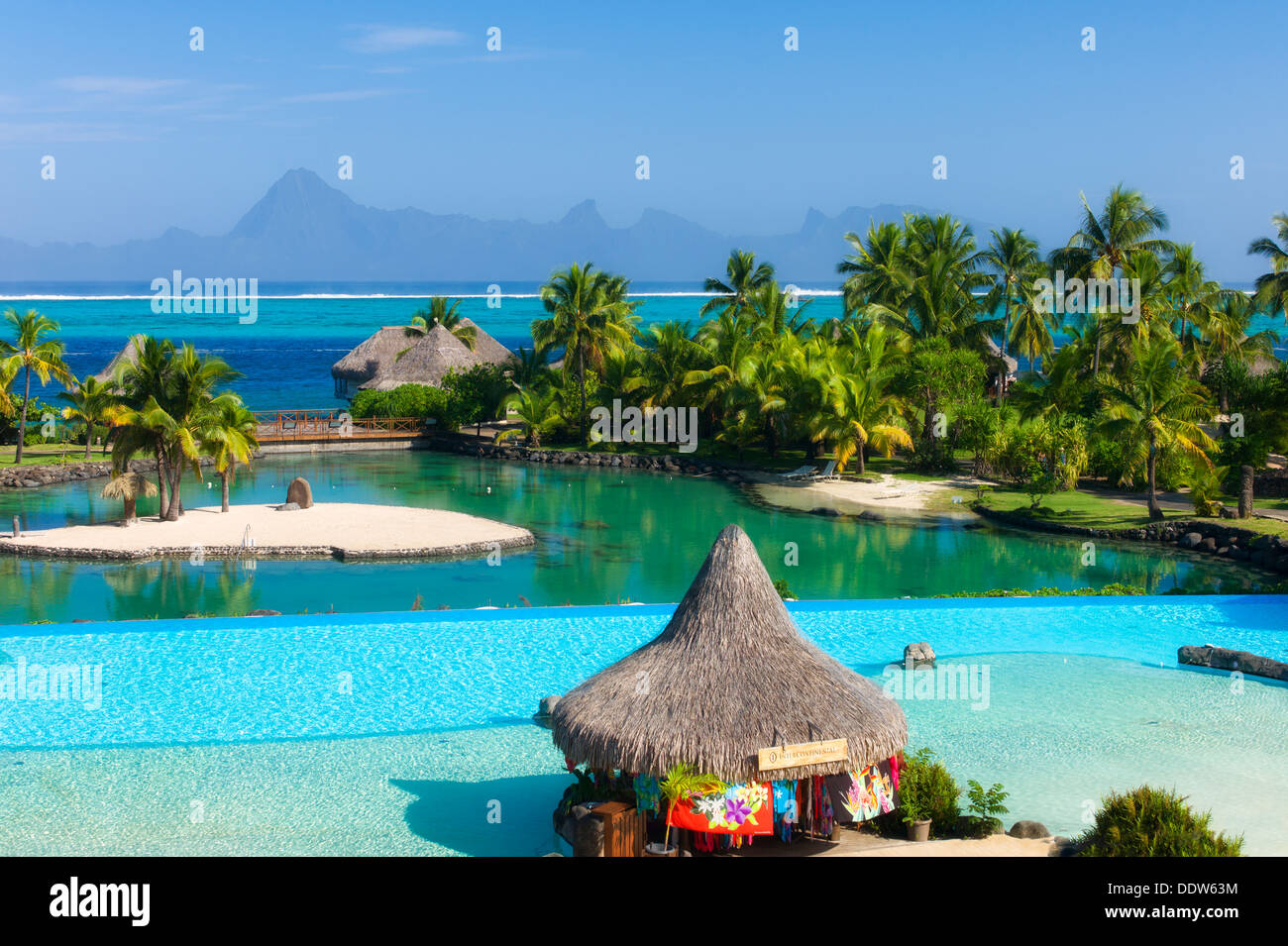 Piscina presso l'Intercontinental Hotel Tahiti con Moorea in background di  Tahiti. Polinesia francese Foto stock - Alamy