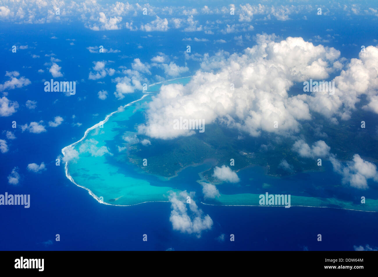 Vista di Raiatea dall'aria con le nuvole. Polinesia francese Foto Stock