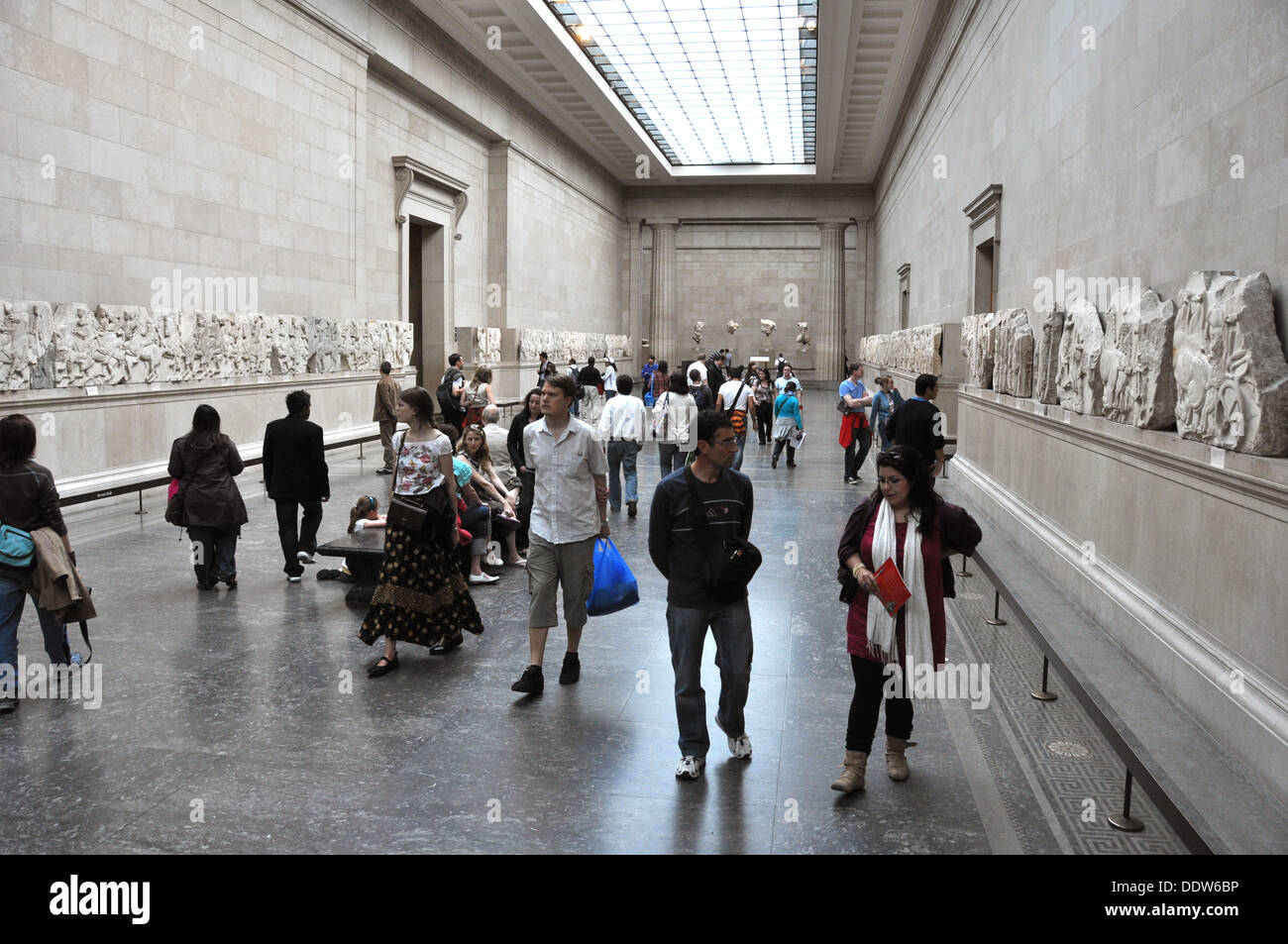 I visitatori al British Museum Visualizza i marmi di Elgin LONDON REGNO UNITO Foto Stock