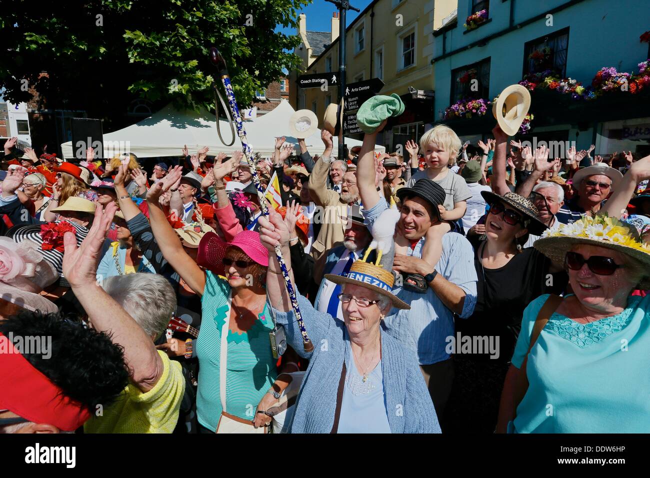 Bridport, Dorset, Regno Unito. 07Th Sep, 2013. Hat indossatori raccogliere in Bridport il Bucky Doo quadrato a prendere parte in massa foto riprese durante Bridport la quarta edizione del Festival di Hat. Hat indossatrici partecipano al festival hanno aumentato da 4.000 nel primo anno per la stima di 10.000 partecipanti al festival di quest'anno. Credito: Tom Corban/Alamy Live News Foto Stock