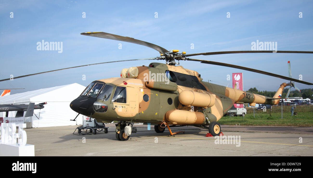 L'elicottero MIL mi-17V-5, esposto al salone aerospaziale internazionale MAKS-2013 in Russia, è un elicottero da trasporto militare multiruolo utilizzato da diversi paesi. Questa variante è dotata di avionica avanzata e di un potente sistema rotore. Foto Stock