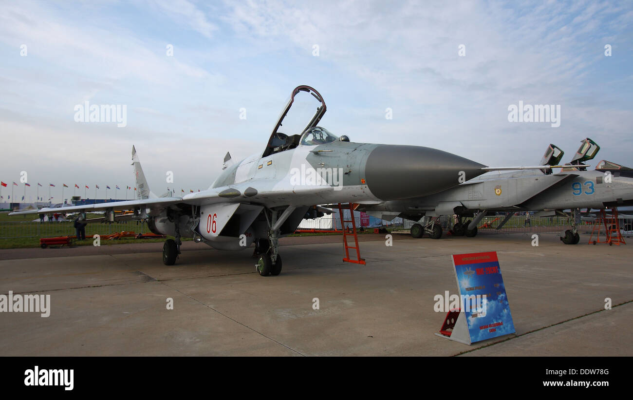 Il Mikoyan-Gurevich MIG-29SMT, esposto al MAKS International Aerospace Salon del 2013, è un caccia a reazione militare russo avanzato. Conosciuto per le sue avanzate capacità avioniche e di combattimento, è uno dei migliori aerei dell'aeronautica militare russa. Foto Stock