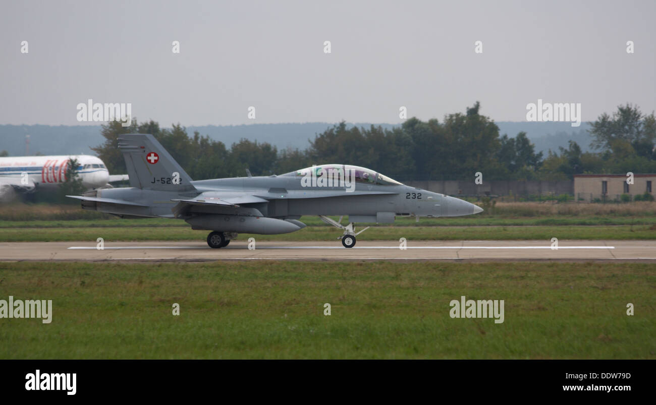 Il McDonnell Douglas F/A-18 Hornet è un versatile caccia a reazione utilizzato dalla Swiss Air Force. Questo aereo è stato presentato al MAKS-2013 Airshow in Russia, dove le sue prestazioni hanno dimostrato le sue capacità sia in combattimento aereo che in acrobazia. Foto Stock