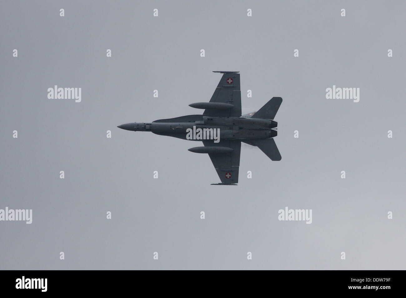 Il McDonnell Douglas F/A-18 Hornet, gestito dalla Swiss Air Force, è un versatile caccia jet esposto alla fiera aerospaziale MAKS 2013 in Russia. Questo aereo multiruolo è utilizzato per la difesa aerea, le missioni d'attacco e la ricognizione. L'F/A-18 è rinomato per la sua agilità e prontezza al combattimento, giocando un ruolo fondamentale nelle operazioni di difesa svizzere e internazionali. Foto Stock