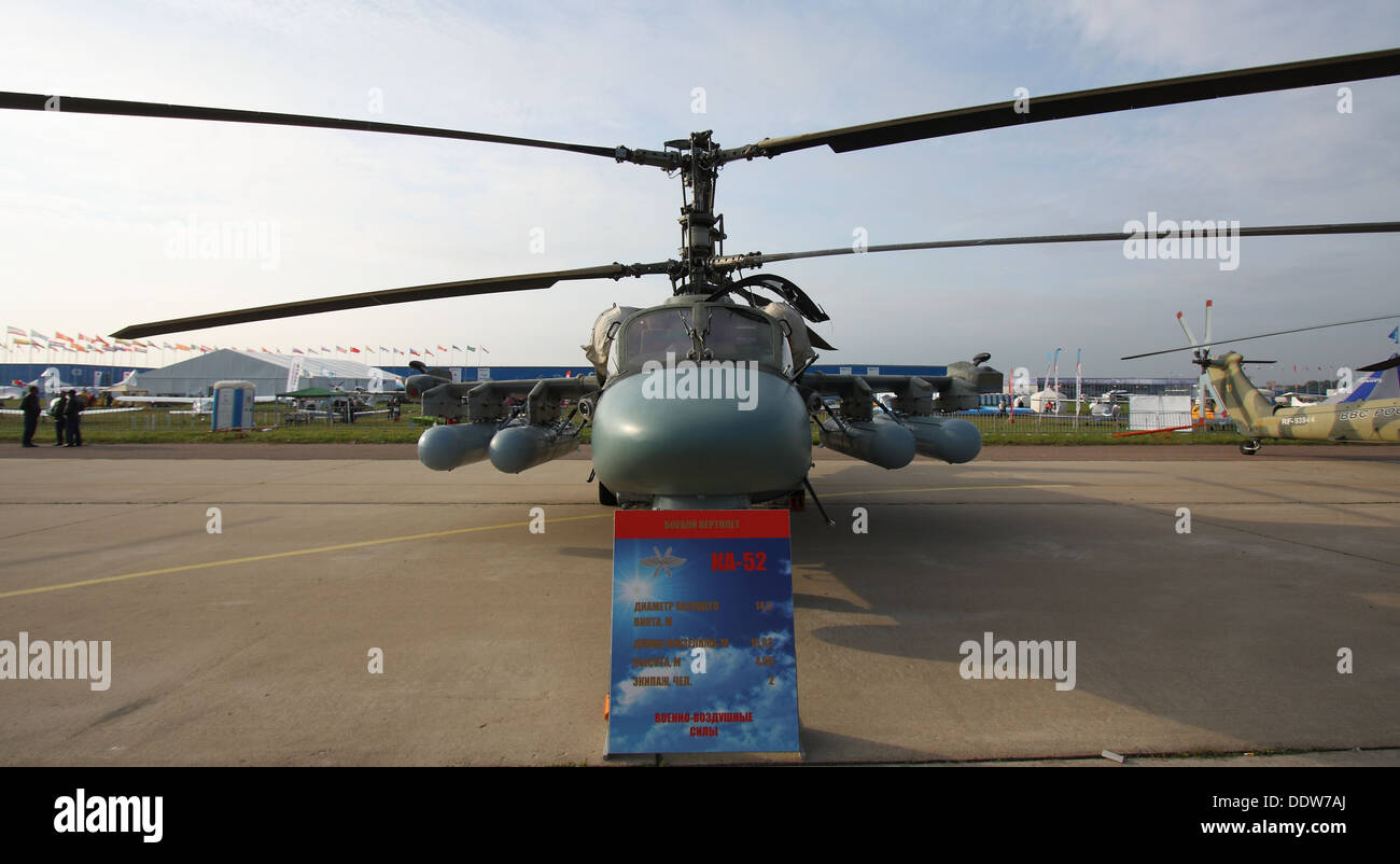 Il Kamov Ka-52 è un elicottero d'attacco russo, noto per la sua disposizione in tandem e l'avionica avanzata. È utilizzato principalmente per operazioni di combattimento, comprese le missioni anticarro e di supporto aereo ravvicinato. Il Ka-52 è stato presentato al salone aerospaziale MAKS 2013, dimostrando la sua manovrabilità e capacità di attacco. Questo elicottero multiruolo è equipaggiato con potenti sistemi d'arma, tra cui missili guidati e cannoni automatici. Foto Stock