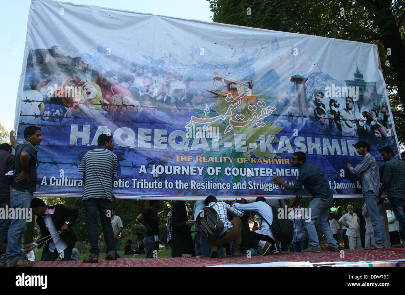 Srinagar, Indiano Kashmir amministrato del 07 settembre 2013.. Nel mezzo di una chiamata di chiusura da pro-indipendenza gruppi contro un concerto celebre orchestra Zubin Mehta , i gruppi della società civile organizzata in parallelo un programma di musica 'Haqeeqat-e-Kashmir" o realtà del Kashmir per evidenziare presunte violazioni dei diritti umani da parte delle forze indiane perpetrato contro il Kashmiris (Sofi Suhail/ Alamy Live News) Foto Stock