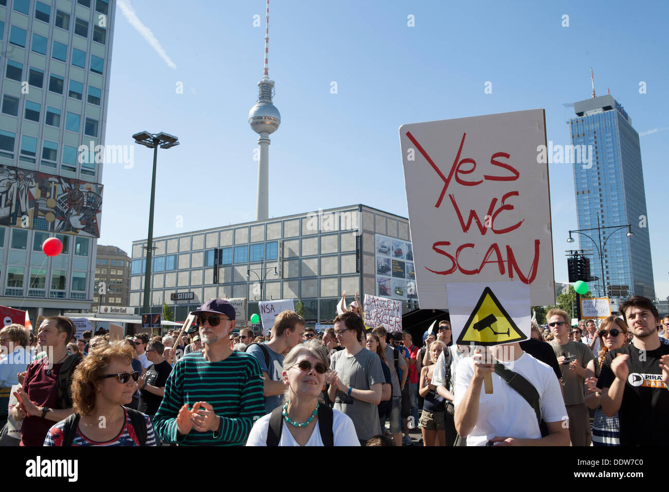Berlino, Germania. 07Th Sep, 2013. Migliaia di fedeli a Alexanderplatz di Berlino in Germania per le proteste surveilance estera. Credito: Rey T. Byhre/Alamy Live News Foto Stock