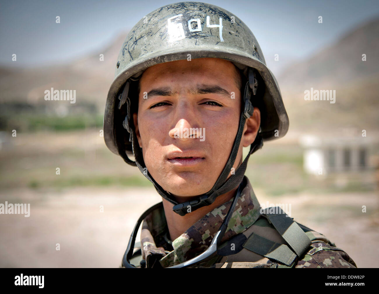 Un esercito nazionale afghano commando tirocinante presso la scuola di commando a Camp Morehead 29 maggio 2013 nella provincia di Kabul, Afghanistan. Foto Stock