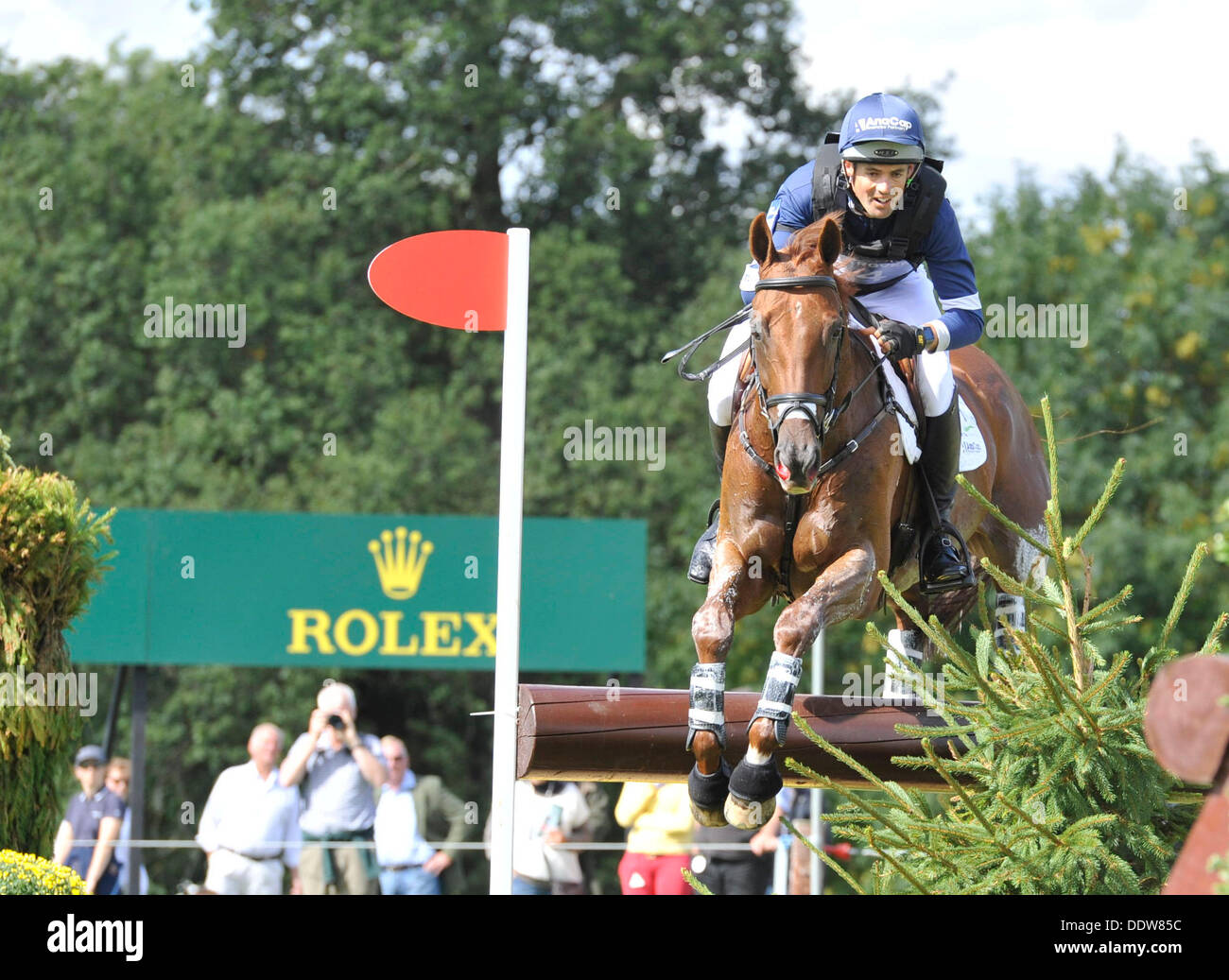 Burghley Park, Stamford, Lincolnshire, Regno Unito. 07Th Sep, 2013. Il giorno 3 del Land Rover Burghley Horse Trials, Jonathan Paget (NZL) riding Clifton lussureggianti durante il cross country fase del internazionale 4 stelle di concorrenza CCI. Successivamente tirato a controllare su cavalli naso lo spurgo ma liquidati per continuare. Jonathan rimane il leader per tutta la notte. © Azione Sport Plus/Alamy Live News Foto Stock