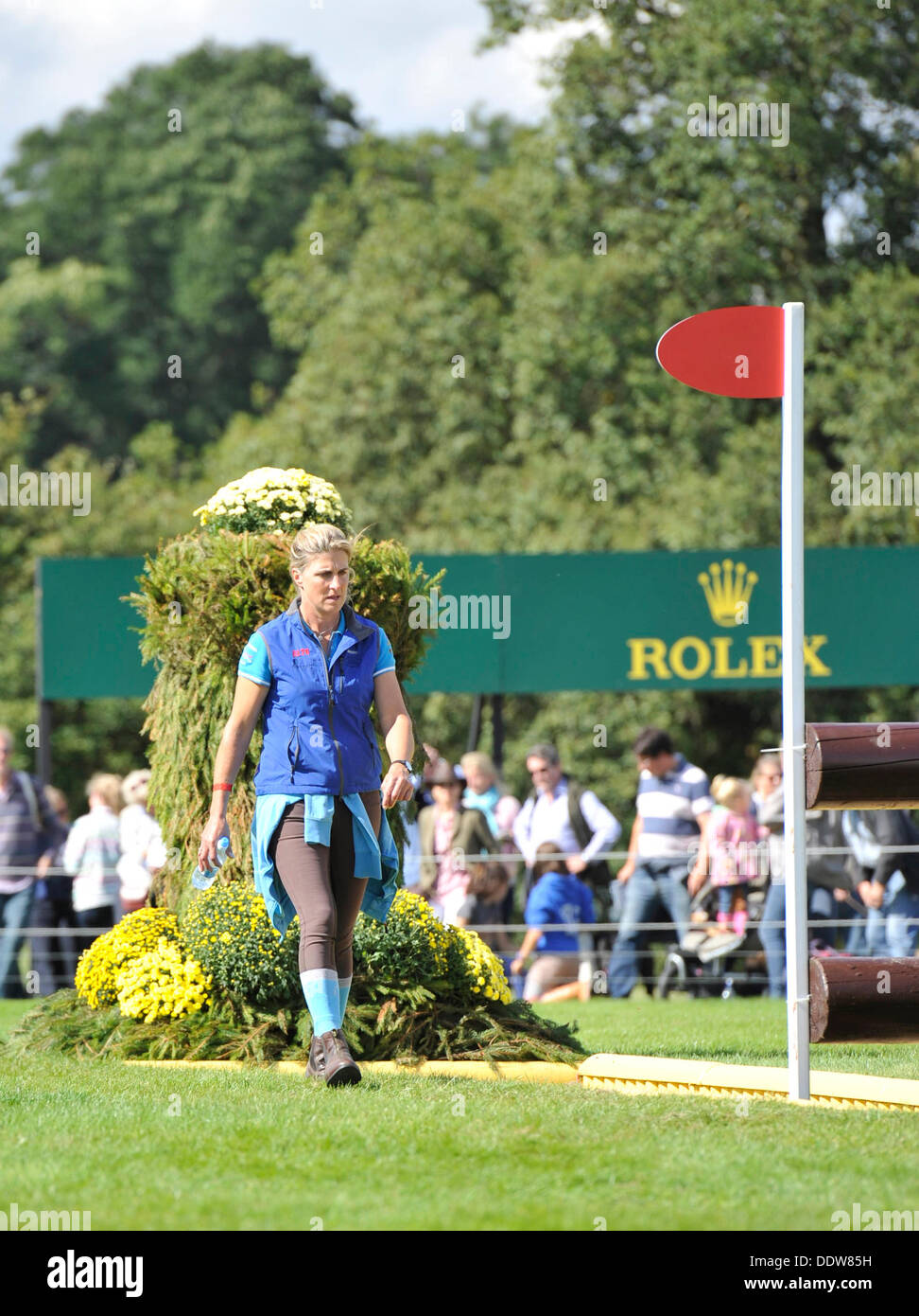 Burghley Park, Stamford, Lincolnshire, Regno Unito. 07Th Sep, 2013. Il giorno 3 del Land Rover Burghley Horse Trials, Tina Cook (GBR) passeggiate al corso prima del cross country fase del internazionale 4 stelle di concorrenza CCI. © Azione Sport Plus/Alamy Live News Foto Stock