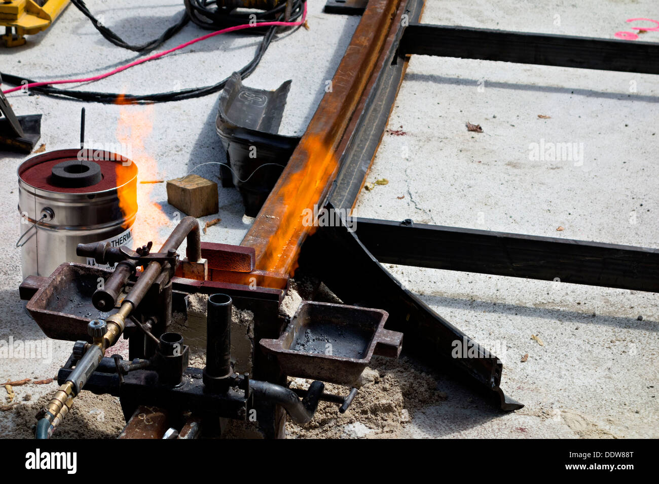Il Tram linea essendo preparato per Thermite saldatura, Monaco di Baviera Baviera Germania Foto Stock