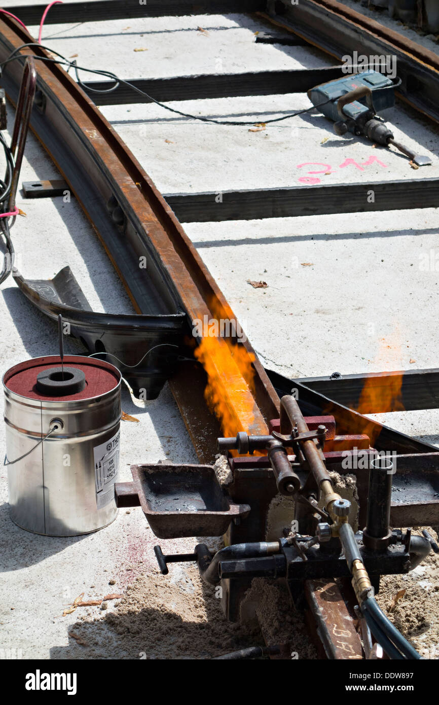 Il Tram linea essendo preparato per Thermite saldatura, Monaco di Baviera Baviera Germania Foto Stock