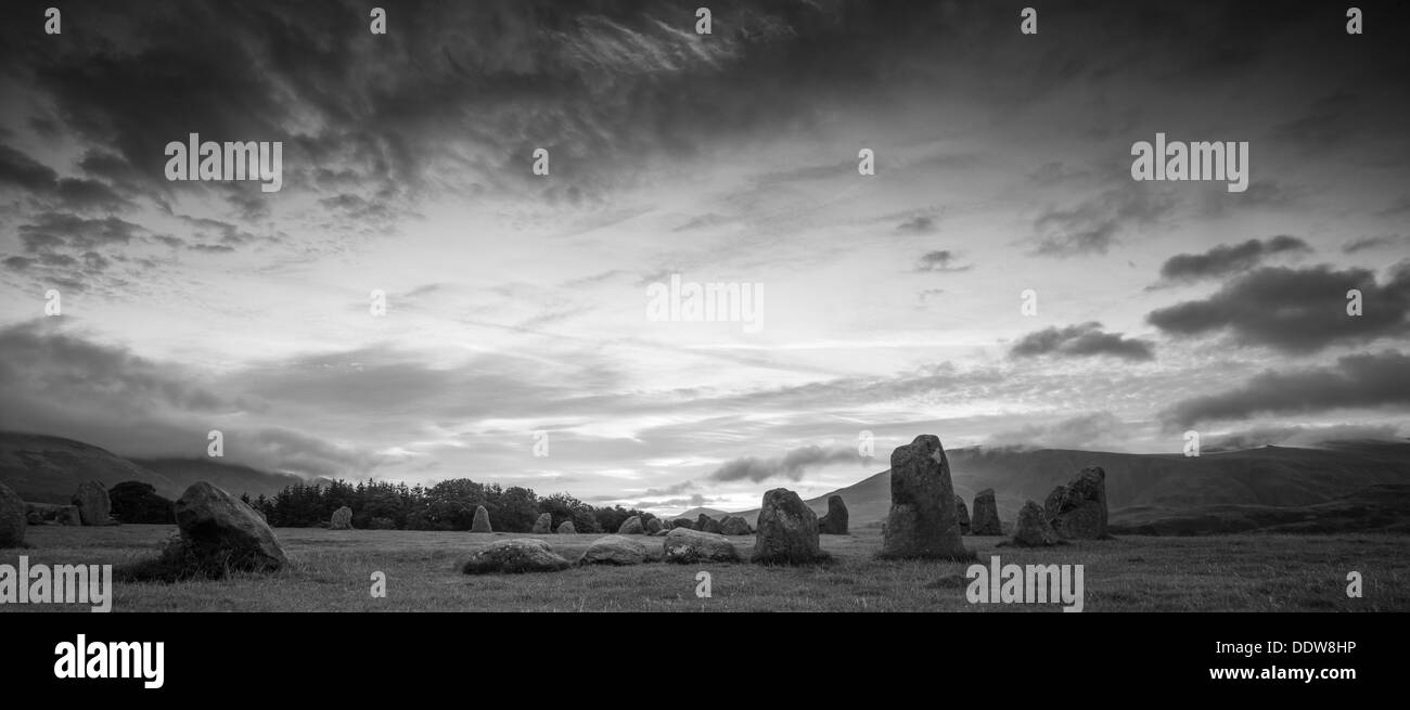 Castlerigg Stone Circle a Sunrise nel Lake District in bianco e nero Foto Stock