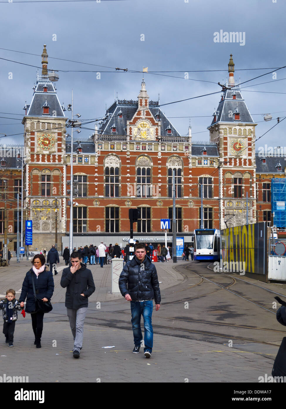 La stazione centrale di Amsterdam. Disegnata da Pierre Cuypers e A. L. van Gendt. È aperto per la prima volta nel 1889. Foto Stock