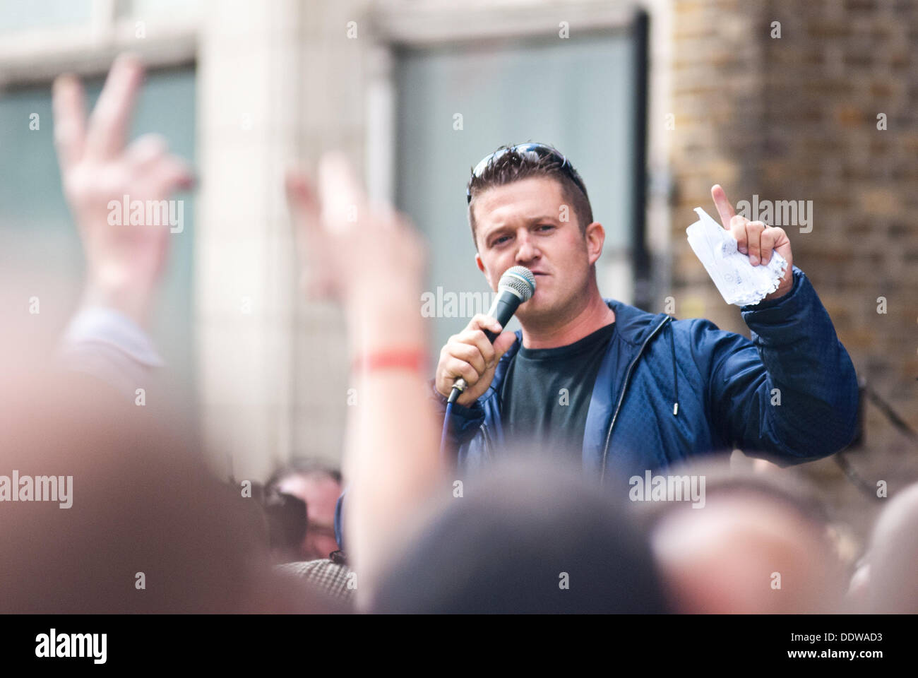 Londra, Regno Unito. Il 7 settembre 2013. Tommy Robinson affronta la folla di tifosi EDL in Aldgate. Credito: Piero Cruciatti/Alamy Live News Foto Stock