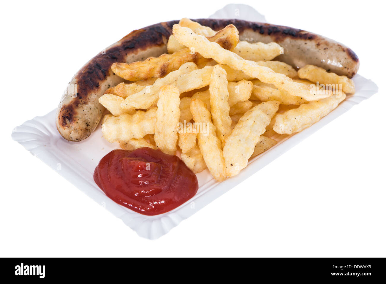 Bratwurst tedesco con Patatine fritte isolati su sfondo bianco Foto Stock