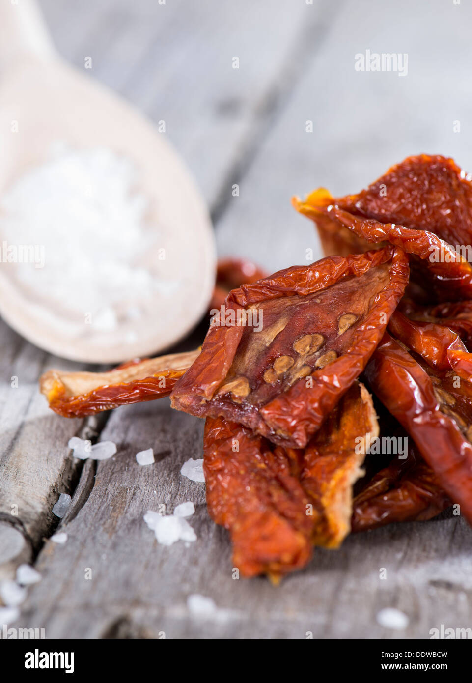Porzione di pomodori seccati al sole su sfondo di legno Foto Stock