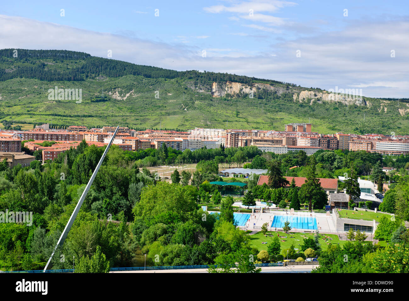 Viste al di fuori della cittadella fortezza,mura della città di appartamenti di nuova costruzione,appartamenti e le colline circostanti,Pamplona,Iruna,Navarra,Spagna Foto Stock