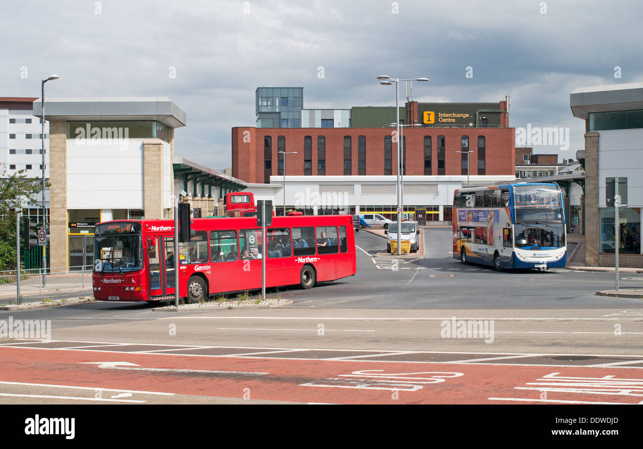 Gli autobus lasciando Gateshead public transport interchange North East England, Regno Unito Foto Stock