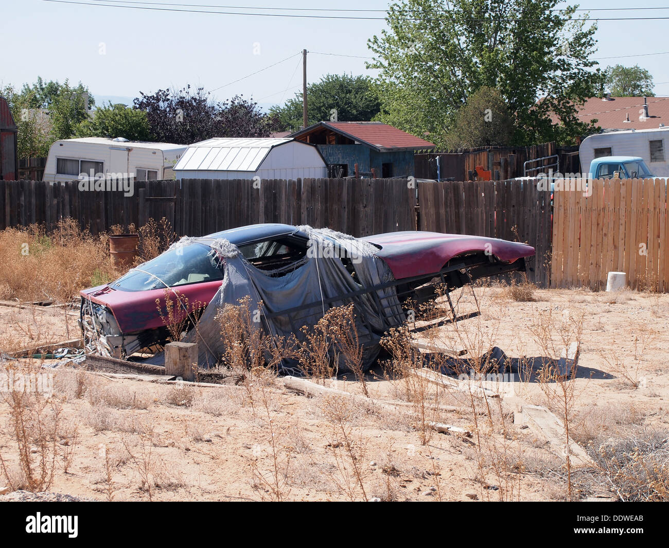 Junked carrozzeria di auto in un vuoto molto in Rio Rancho, Nuovo Messico, STATI UNITI D'AMERICA Foto Stock