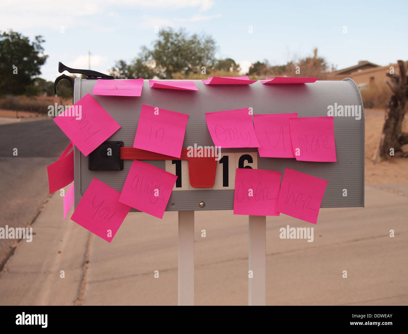 Utilizzando low tech messaggistica, qualcuno ha bloccato molti Post-it a una casella di posta di una residenza privata, STATI UNITI D'AMERICA Foto Stock